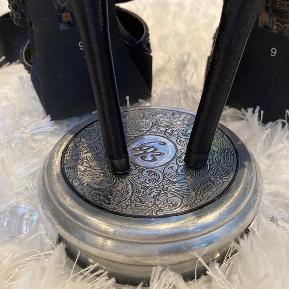 LE CHÂTEAU SATIN JEWELLED HEELS - Picture 6 of 7